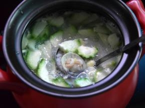倒入丝瓜再煮几分钟