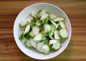 丝瓜去皮去丝切小块