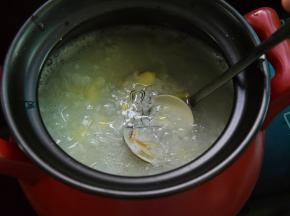 将浸泡的海蚌洗刷干净，和姜丝一起加入粥中煮开壳