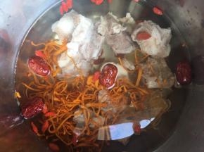 所有材料丢高压锅半小时，不赶时间就用炖锅也可以