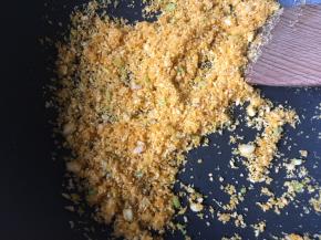 下面包糠小火慢炒直到面包糠酥脆