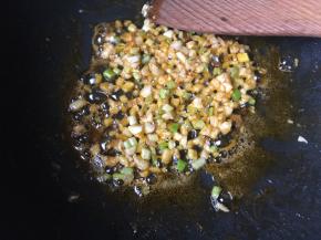 刚才的底油留着，虾油爆香葱姜蒜