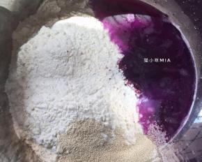 接下来准备面团的部分，将面团中除黄油以外的材料混合，揉至扩展阶段后加入黄油，继续揉至完全阶段