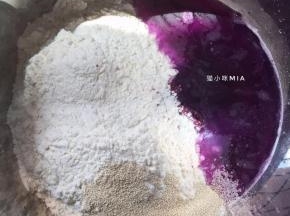 接下来准备面团的部分，将面团中除黄油以外的材料混合，揉至扩展阶段后加入黄油，继续揉至完全阶段