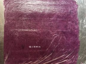 将紫薯洗净切块，上锅蒸熟，冷却后用擀面杖擀成细腻的状态