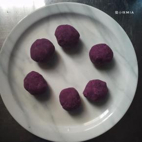 先分出60克紫薯用来做面团的部分，剩余的紫薯再分成6份大小不一的紫薯泥，放旁备用