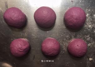 再分成6份大小不一的面团，并揉圆松弛15分钟