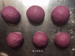 再分成6份大小不一的面团，并揉圆松弛15分钟