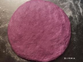 发酵好的面团排气