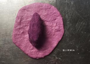 然后将面团包入馅料，大的面团包大的馅料，小的面团包小的馅料，包好后捏成紫薯的形状