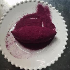 准备一个盘子，倒入紫薯粉，把紫薯面包放盘子里滚一圈，让面包表面沾满紫薯粉