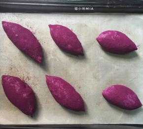 全部放置在烤盘上，注意面包之间留好空隙