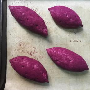 再用尖头的筷子在面包表面扎上一些小孔，然后放温暖处进行二处发酵