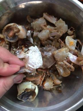 将蟹块均匀的蘸上一层薄薄的淀粉