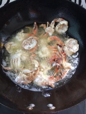 锅中放入油烧热后，放入锅中炸