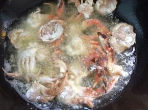 锅中放入油烧热后，放入锅中炸