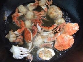 炸至蟹壳变脆