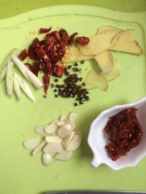 将姜切片，蒜切片，葱切斜段，干辣椒切段，花椒适量，郫县豆瓣适量