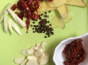 将姜切片，蒜切片，葱切斜段，干辣椒切段，花椒适量，郫县豆瓣适量