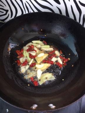 起油锅放入葱，姜，干辣椒，花椒，蒜片，炒出香味和辣味