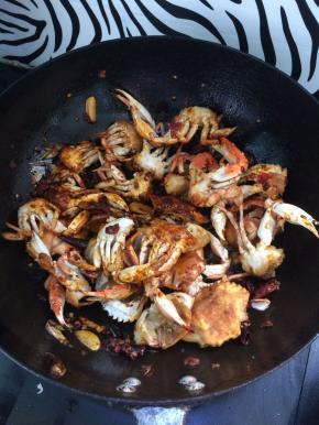 加入炸好的蟹块，快速的翻炒均匀即可出锅