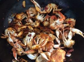 加入炸好的蟹块，快速的翻炒均匀即可出锅