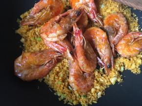 加入虾拌匀，出锅前点鸡精调味即可