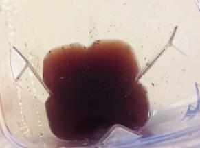 红豆和薏米洗净和清水一同放入高压锅中压熟，然后倒入榨汁机中搅碎