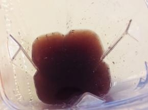 红豆和薏米洗净和清水一同放入高压锅中压熟，然后倒入榨汁机中搅碎