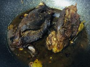 炖到汤汁明显减少，牛肉颜色变深，即可关火