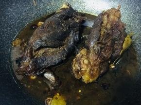 炖到汤汁明显减少，牛肉颜色变深，即可关火