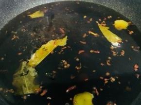 倒入糖、生抽