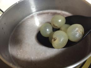 待汤汁粘稠，加入龙眼