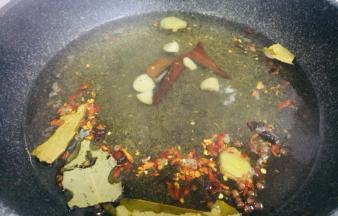 另取一锅，倒入清水，加入糖生抽以外的所有调料，大火煮沸