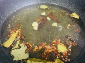 另取一锅，倒入清水，加入糖生抽以外的所有调料，大火煮沸