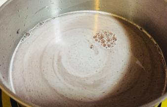 倒入锅中，小火加热