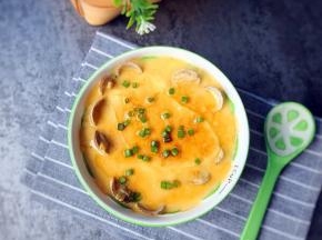 时间到，超级嫩滑的花蛤蒸蛋就完成了，淋上生抽，香油，撒上葱花，就可以享用喽，特别嫩滑，又鲜美