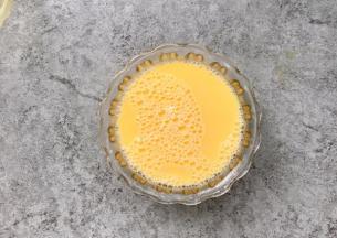 充分搅打1-2分钟，有密集蛋泡如图状态