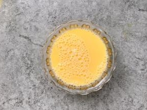 充分搅打1-2分钟，有密集蛋泡如图状态