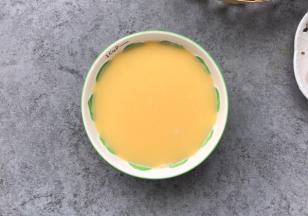 记住：要想做出嫩滑的水蒸蛋必须用面粉筛过滤2次会更嫩滑哦