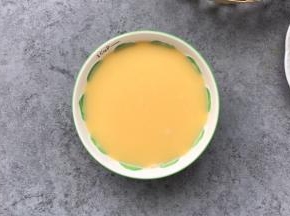 记住：要想做出嫩滑的水蒸蛋必须用面粉筛过滤2次会更嫩滑哦