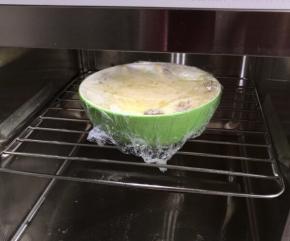 摆上花蛤（蒸碗用浅碗最佳哦）用保鲜膜盖好，牙签在保鲜膜上扎5-6个孔；放蒸汽炉蒸架上（木有蒸汽炉用蒸锅一样）按蒸蛋键倒计时13分钟即可