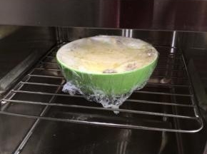 摆上花蛤（蒸碗用浅碗最佳哦）用保鲜膜盖好，牙签在保鲜膜上扎5-6个孔；放蒸汽炉蒸架上（木有蒸汽炉用蒸锅一样）按蒸蛋键倒计时13分钟即可