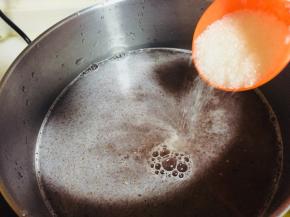 加入适量冰糖（没有也可用白糖替代）熬煮