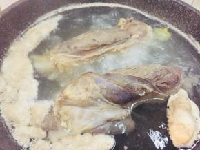 压出血水的牛肉清水冲洗干净，然后冷水入锅，加姜片、料酒绰浮沫，然后捞出清水洗净备用