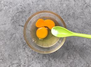 鸡蛋打散加少许盐（一岁以下宝宝不需要加盐）