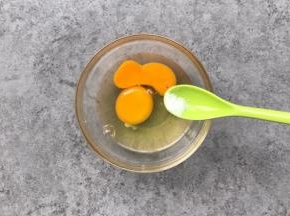 鸡蛋打散加少许盐（一岁以下宝宝不需要加盐）