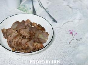 炖好的牛肉切片食用，可做配菜，也可下面与面条同食