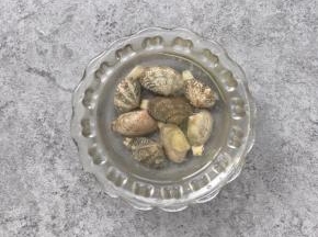 花蛤提前吐沙（加少许油、盐更易吐沙）；放锅里煮至花蛤张开；过下清水控水备用