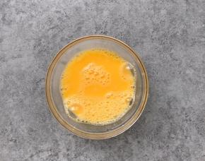 鸡蛋液搅打均匀